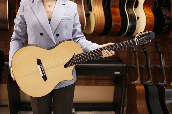 Martinez MS-14RS elektro-klassik gitara — yan görünüş
