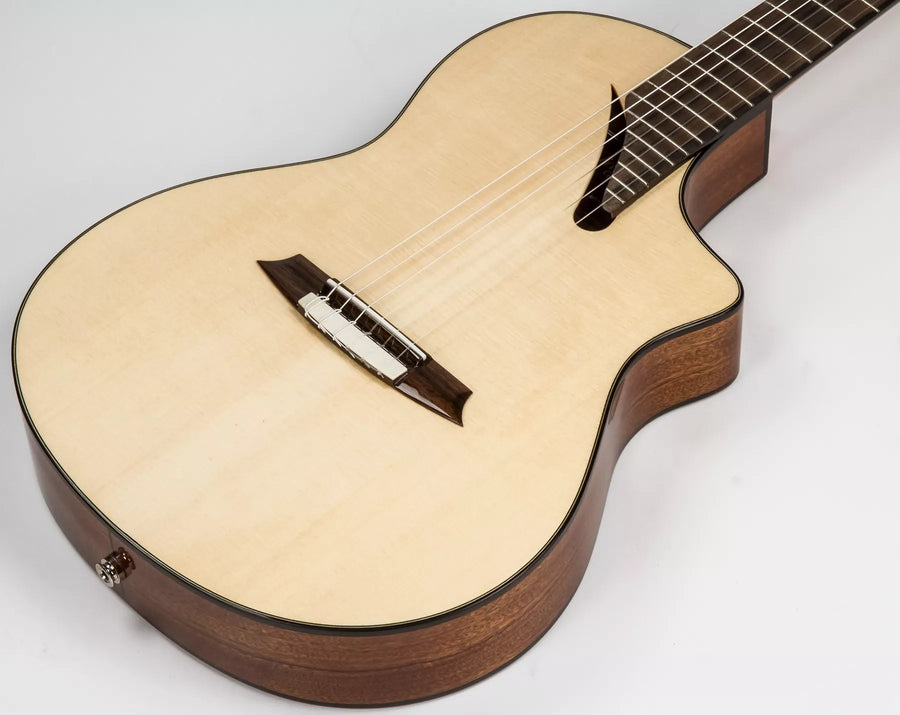 Martinez MS14M Pre elektro-klassik gitara — yan görünüş