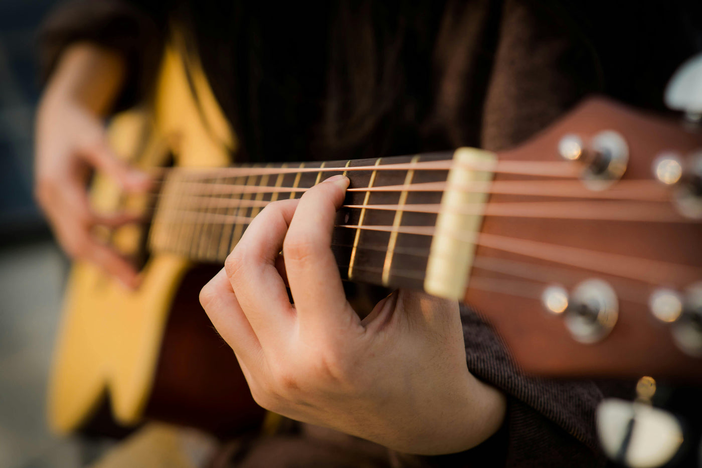 Akustik gitara satisi