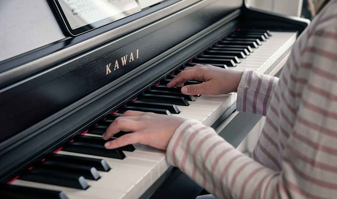 Akustik pianoya yaxın toxunuş