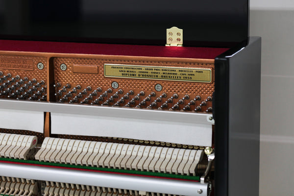 PETROF P 121 MD Spring Akustik pianino – əsas görünüş